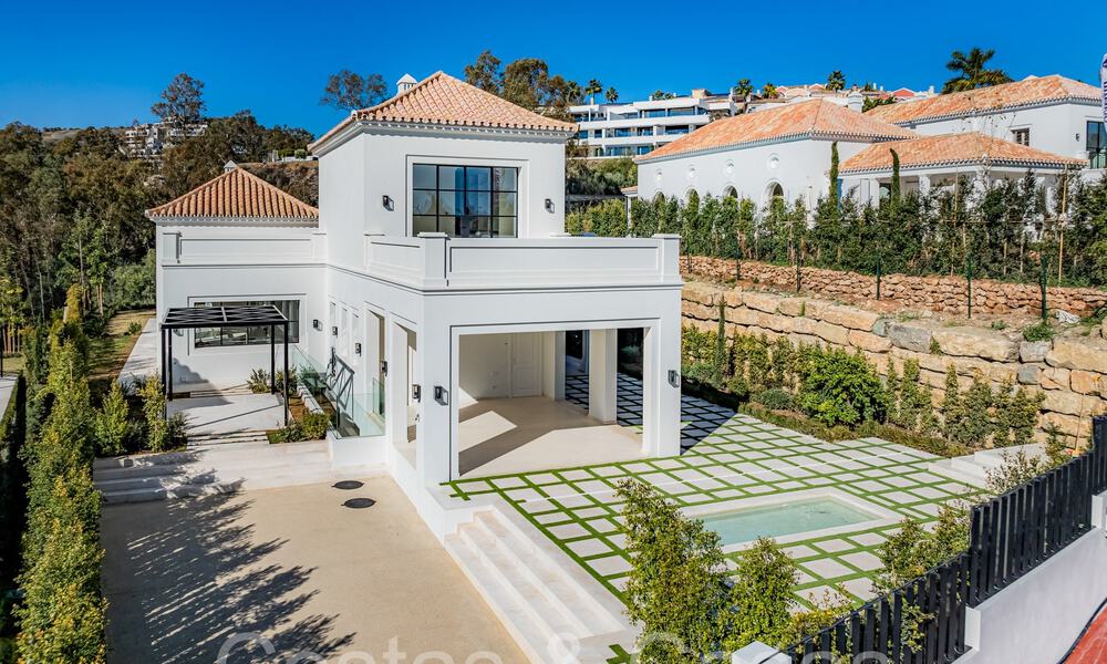 Villa de lujo con diseño moderno-mediterráneo, lista para entrar a vivir, en venta en una popular zona de golf en Nueva Andalucía, Marbella 64256