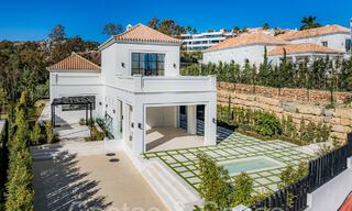 Villa de lujo con diseño moderno-mediterráneo, lista para entrar a vivir, en venta en una popular zona de golf en Nueva Andalucía, Marbella 64256 