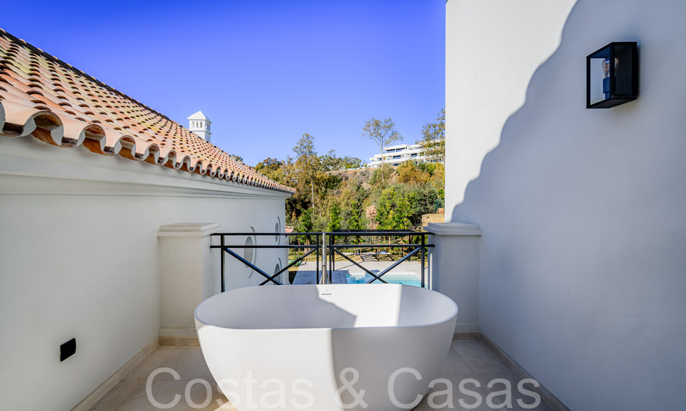Villa de lujo con diseño moderno-mediterráneo, lista para entrar a vivir, en venta en una popular zona de golf en Nueva Andalucía, Marbella 64257
