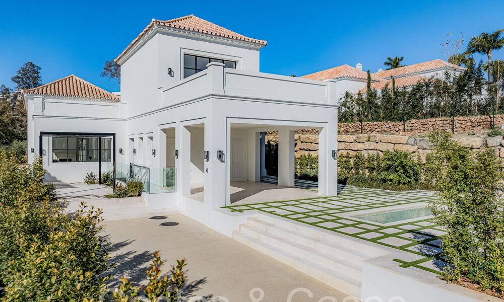 Villa de lujo con diseño moderno-mediterráneo, lista para entrar a vivir, en venta en una popular zona de golf en Nueva Andalucía, Marbella 64258