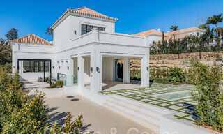 Villa de lujo con diseño moderno-mediterráneo, lista para entrar a vivir, en venta en una popular zona de golf en Nueva Andalucía, Marbella 64258 