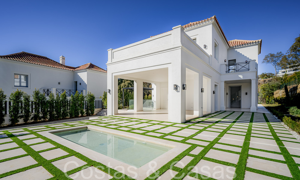 Villa de lujo con diseño moderno-mediterráneo, lista para entrar a vivir, en venta en una popular zona de golf en Nueva Andalucía, Marbella 64268