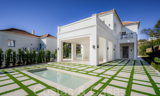 Villa de lujo con diseño moderno-mediterráneo, lista para entrar a vivir, en venta en una popular zona de golf en Nueva Andalucía, Marbella 64268 