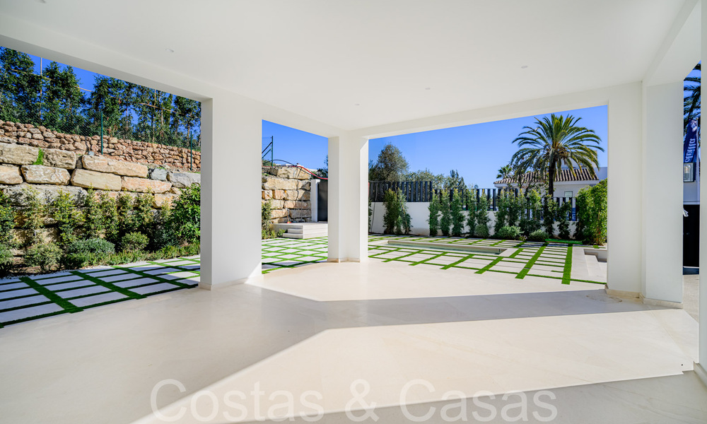 Villa de lujo con diseño moderno-mediterráneo, lista para entrar a vivir, en venta en una popular zona de golf en Nueva Andalucía, Marbella 64269