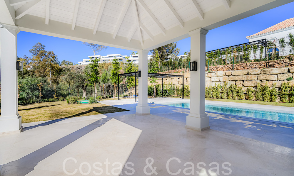 Villa de lujo con diseño moderno-mediterráneo, lista para entrar a vivir, en venta en una popular zona de golf en Nueva Andalucía, Marbella 64270