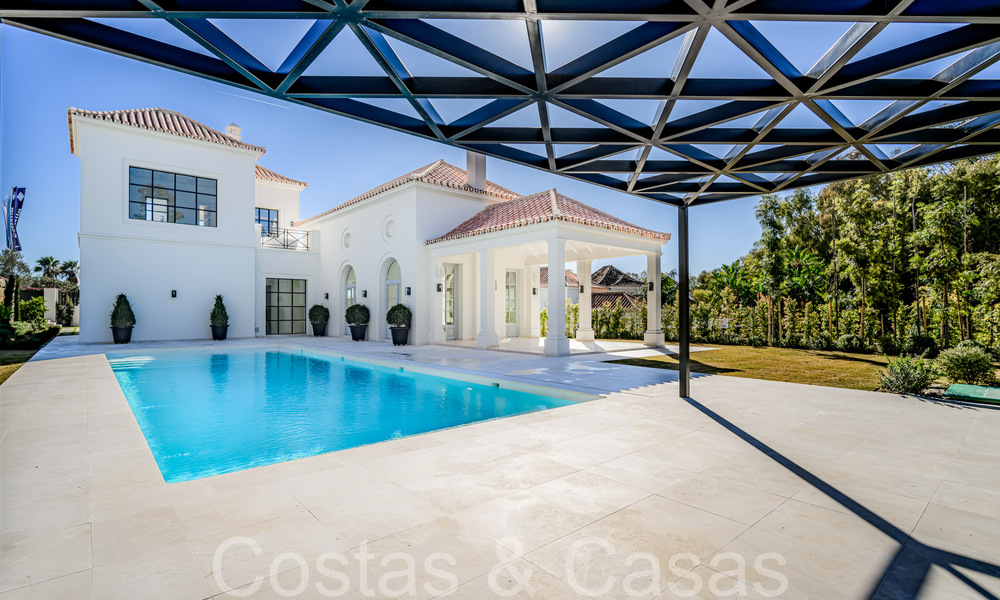 Villa de lujo con diseño moderno-mediterráneo, lista para entrar a vivir, en venta en una popular zona de golf en Nueva Andalucía, Marbella 64271