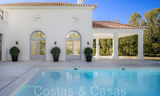 Villa de lujo con diseño moderno-mediterráneo, lista para entrar a vivir, en venta en una popular zona de golf en Nueva Andalucía, Marbella 64272 