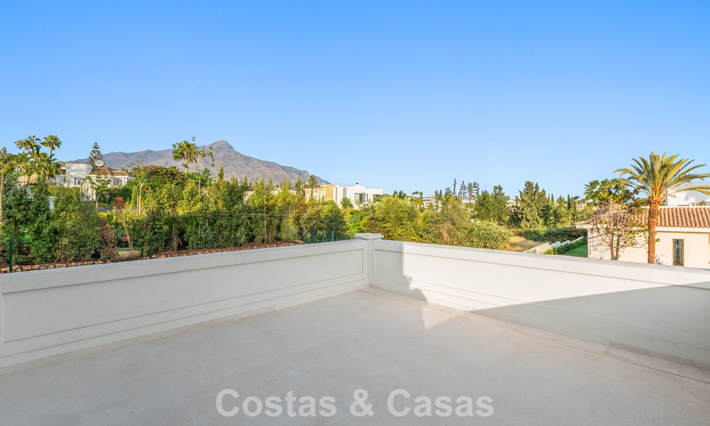 Villa de lujo con diseño moderno-mediterráneo, lista para entrar a vivir, en venta en una popular zona de golf en Nueva Andalucía, Marbella 774507