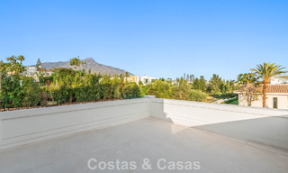 Villa de lujo con diseño moderno-mediterráneo, lista para entrar a vivir, en venta en una popular zona de golf en Nueva Andalucía, Marbella 774507 