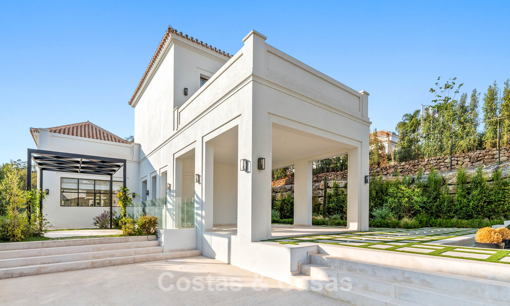 Villa de lujo con diseño moderno-mediterráneo, lista para entrar a vivir, en venta en una popular zona de golf en Nueva Andalucía, Marbella 774508