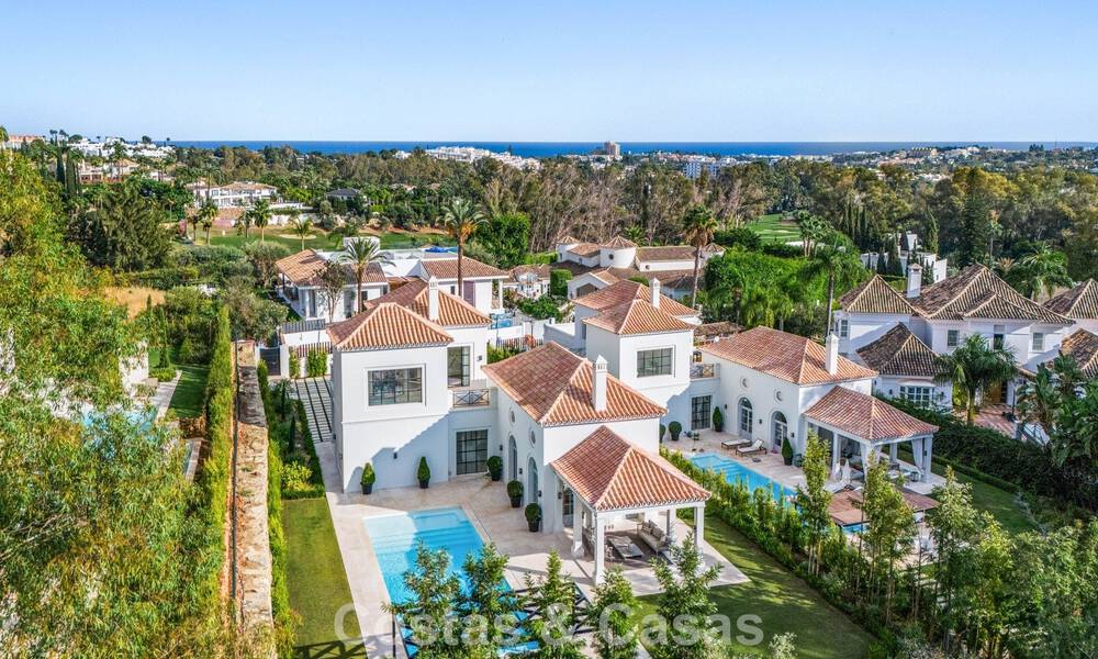 Villa de lujo con diseño moderno-mediterráneo, lista para entrar a vivir, en venta en una popular zona de golf en Nueva Andalucía, Marbella 774510
