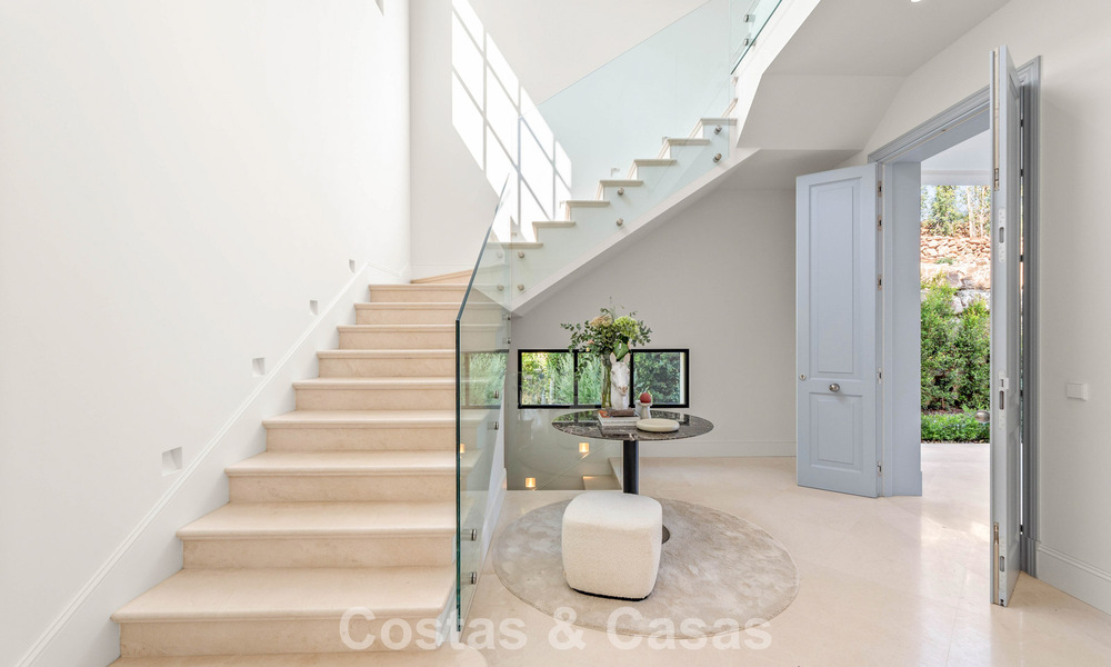 Villa de lujo con diseño moderno-mediterráneo, lista para entrar a vivir, en venta en una popular zona de golf en Nueva Andalucía, Marbella 774511