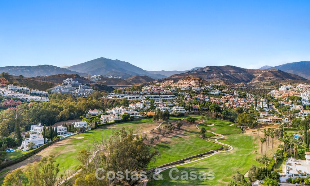 Villa de lujo con diseño moderno-mediterráneo, lista para entrar a vivir, en venta en una popular zona de golf en Nueva Andalucía, Marbella 774512