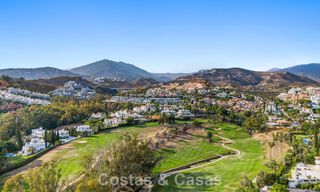 Villa de lujo con diseño moderno-mediterráneo, lista para entrar a vivir, en venta en una popular zona de golf en Nueva Andalucía, Marbella 774512 