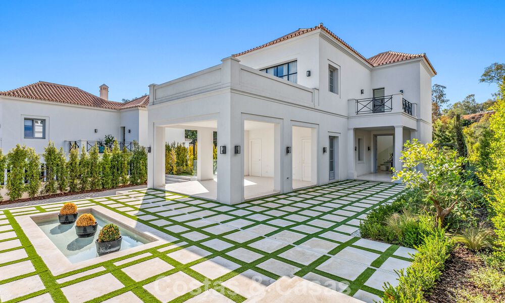 Villa de lujo con diseño moderno-mediterráneo, lista para entrar a vivir, en venta en una popular zona de golf en Nueva Andalucía, Marbella 774513