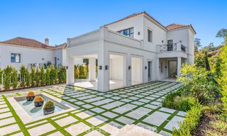 Villa de lujo con diseño moderno-mediterráneo, lista para entrar a vivir, en venta en una popular zona de golf en Nueva Andalucía, Marbella 774513 