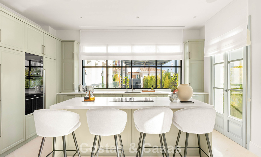 Villa de lujo con diseño moderno-mediterráneo, lista para entrar a vivir, en venta en una popular zona de golf en Nueva Andalucía, Marbella 774518