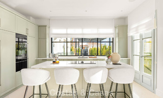 Villa de lujo con diseño moderno-mediterráneo, lista para entrar a vivir, en venta en una popular zona de golf en Nueva Andalucía, Marbella 774518 