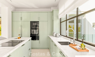 Villa de lujo con diseño moderno-mediterráneo, lista para entrar a vivir, en venta en una popular zona de golf en Nueva Andalucía, Marbella 774519 