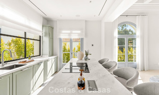 Villa de lujo con diseño moderno-mediterráneo, lista para entrar a vivir, en venta en una popular zona de golf en Nueva Andalucía, Marbella 774520 