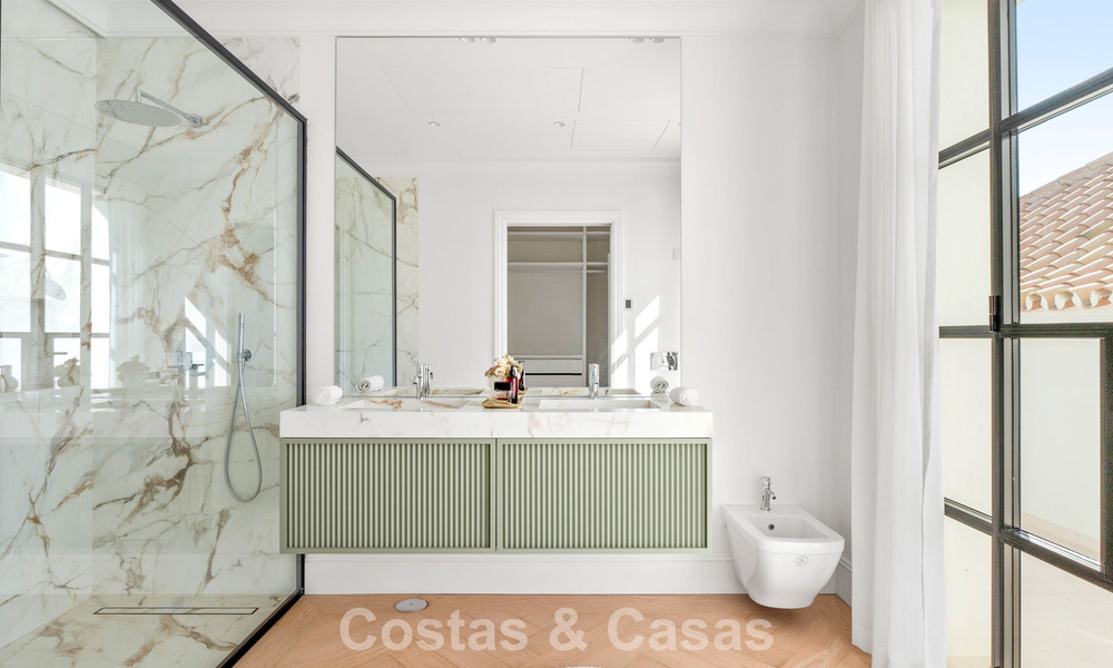 Villa de lujo con diseño moderno-mediterráneo, lista para entrar a vivir, en venta en una popular zona de golf en Nueva Andalucía, Marbella 774526