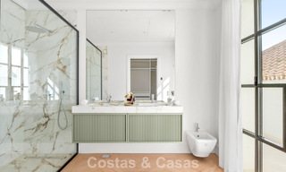 Villa de lujo con diseño moderno-mediterráneo, lista para entrar a vivir, en venta en una popular zona de golf en Nueva Andalucía, Marbella 774526 