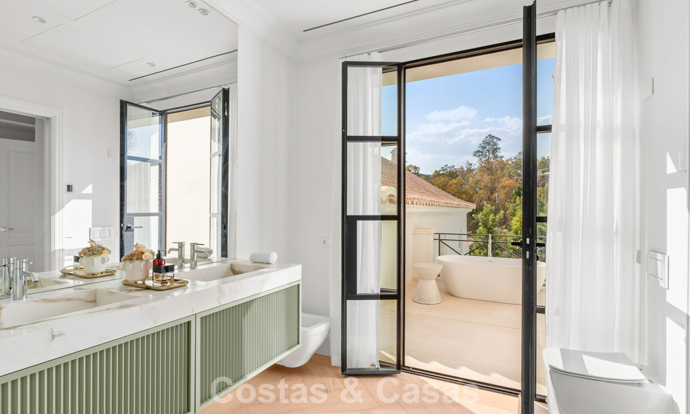 Villa de lujo con diseño moderno-mediterráneo, lista para entrar a vivir, en venta en una popular zona de golf en Nueva Andalucía, Marbella 774528