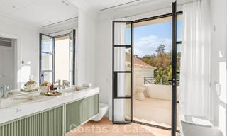 Villa de lujo con diseño moderno-mediterráneo, lista para entrar a vivir, en venta en una popular zona de golf en Nueva Andalucía, Marbella 774528 