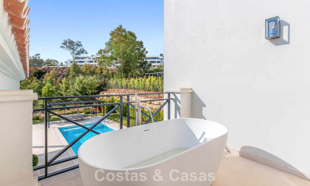 Villa de lujo con diseño moderno-mediterráneo, lista para entrar a vivir, en venta en una popular zona de golf en Nueva Andalucía, Marbella 774529