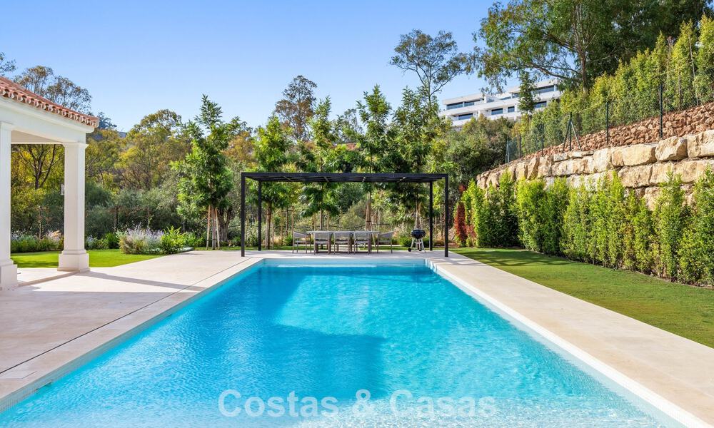 Villa de lujo con diseño moderno-mediterráneo, lista para entrar a vivir, en venta en una popular zona de golf en Nueva Andalucía, Marbella 774530