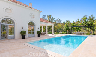 Villa de lujo con diseño moderno-mediterráneo, lista para entrar a vivir, en venta en una popular zona de golf en Nueva Andalucía, Marbella 774531 