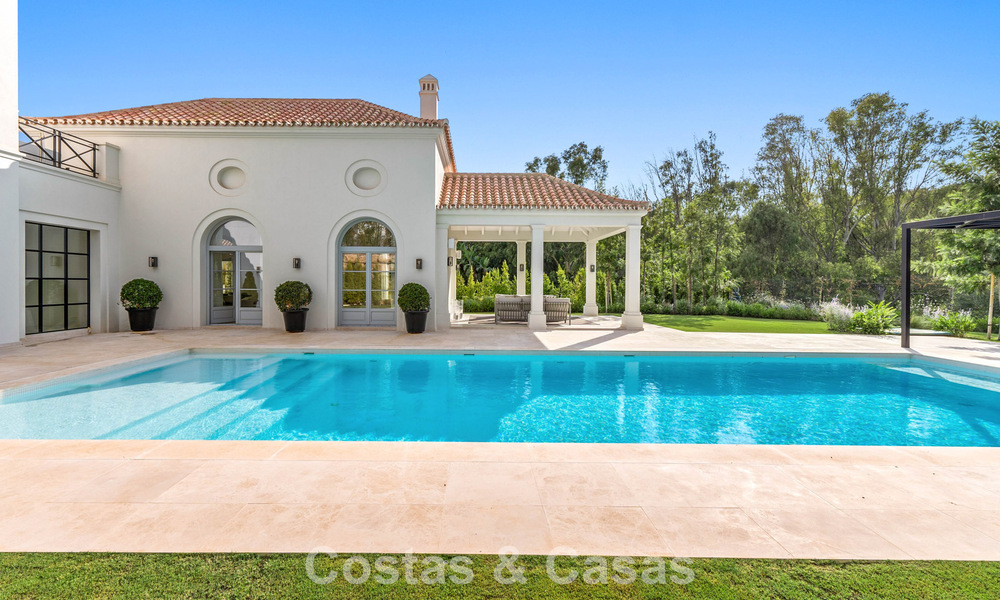 Villa de lujo con diseño moderno-mediterráneo, lista para entrar a vivir, en venta en una popular zona de golf en Nueva Andalucía, Marbella 774532