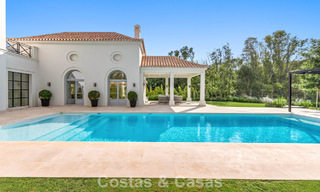 Villa de lujo con diseño moderno-mediterráneo, lista para entrar a vivir, en venta en una popular zona de golf en Nueva Andalucía, Marbella 774532 