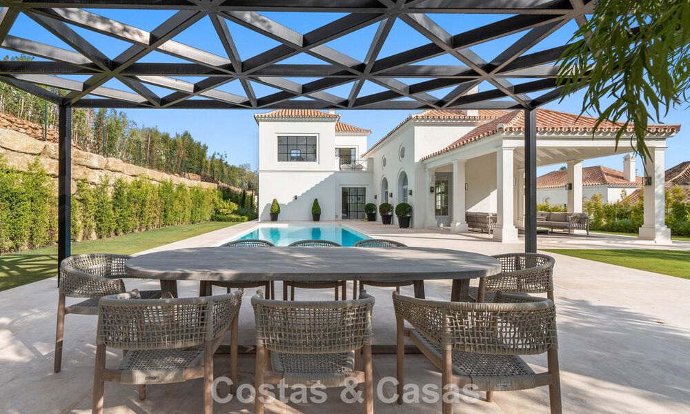 Villa de lujo con diseño moderno-mediterráneo, lista para entrar a vivir, en venta en una popular zona de golf en Nueva Andalucía, Marbella 774534