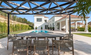 Villa de lujo con diseño moderno-mediterráneo, lista para entrar a vivir, en venta en una popular zona de golf en Nueva Andalucía, Marbella 774534 