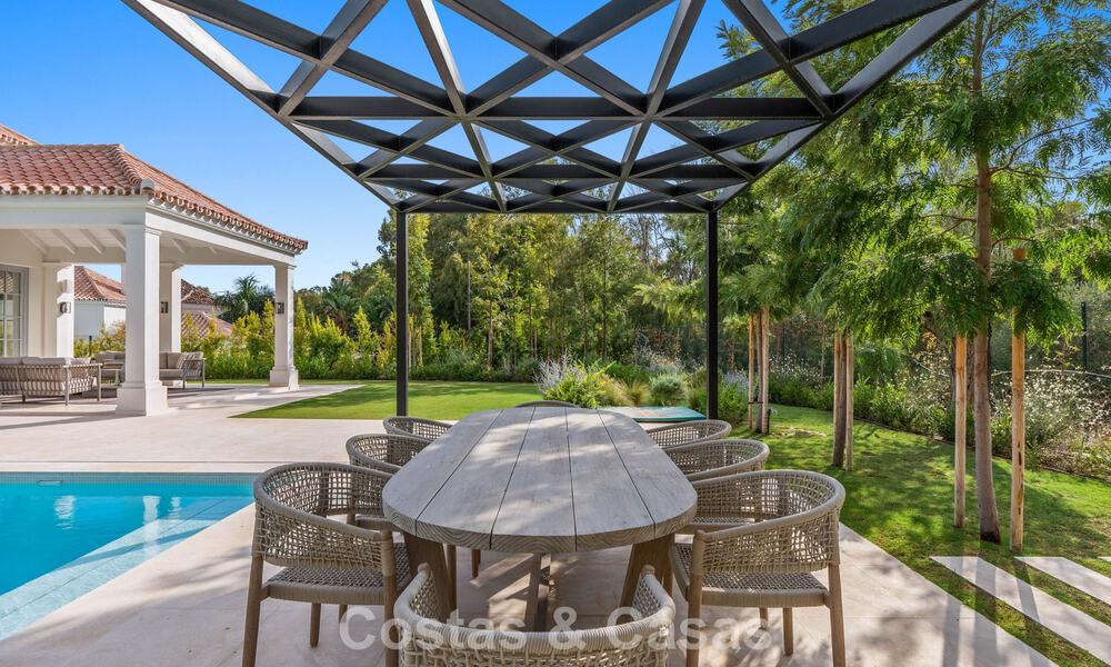 Villa de lujo con diseño moderno-mediterráneo, lista para entrar a vivir, en venta en una popular zona de golf en Nueva Andalucía, Marbella 774535