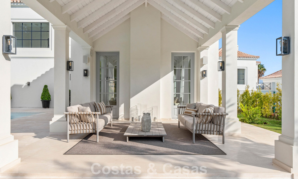 Villa de lujo con diseño moderno-mediterráneo, lista para entrar a vivir, en venta en una popular zona de golf en Nueva Andalucía, Marbella 774536