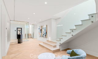Villa de lujo con diseño moderno-mediterráneo, lista para entrar a vivir, en venta en una popular zona de golf en Nueva Andalucía, Marbella 774538 