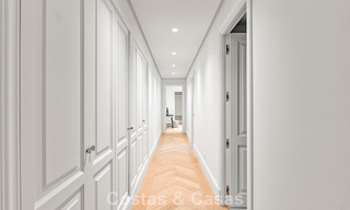 Villa de lujo con diseño moderno-mediterráneo, lista para entrar a vivir, en venta en una popular zona de golf en Nueva Andalucía, Marbella 774539 