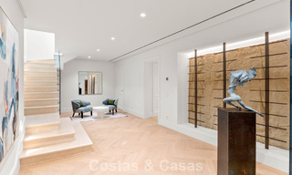 Villa de lujo con diseño moderno-mediterráneo, lista para entrar a vivir, en venta en una popular zona de golf en Nueva Andalucía, Marbella 774540 