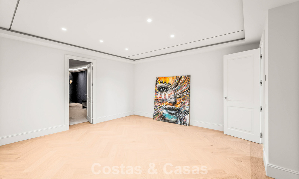 Villa de lujo con diseño moderno-mediterráneo, lista para entrar a vivir, en venta en una popular zona de golf en Nueva Andalucía, Marbella 774541