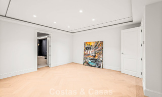 Villa de lujo con diseño moderno-mediterráneo, lista para entrar a vivir, en venta en una popular zona de golf en Nueva Andalucía, Marbella 774541 