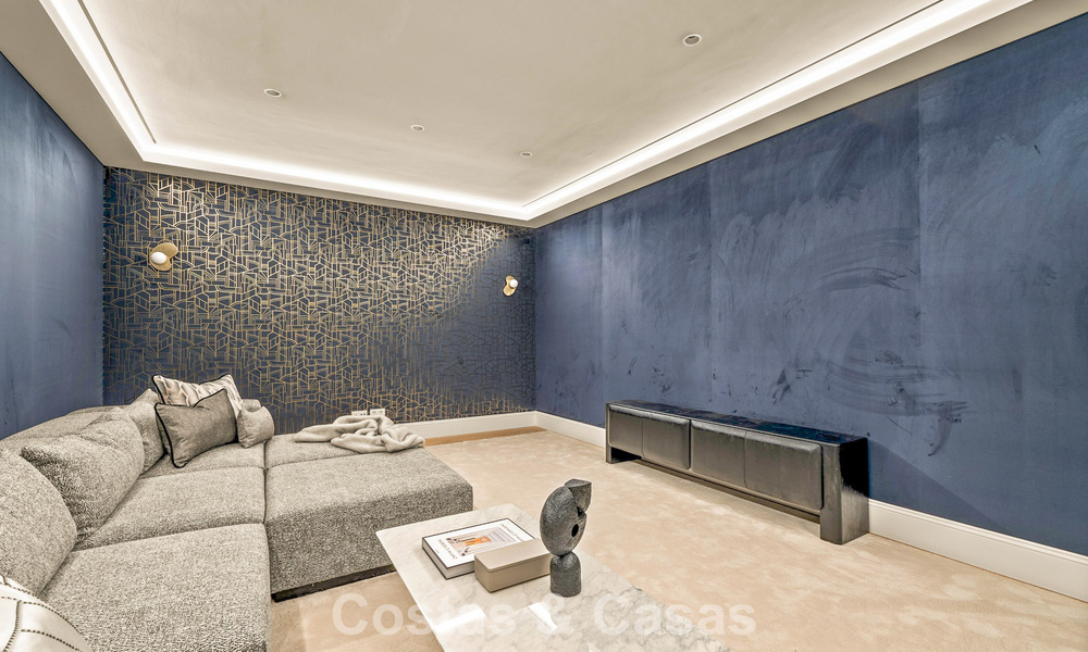 Villa de lujo con diseño moderno-mediterráneo, lista para entrar a vivir, en venta en una popular zona de golf en Nueva Andalucía, Marbella 774542