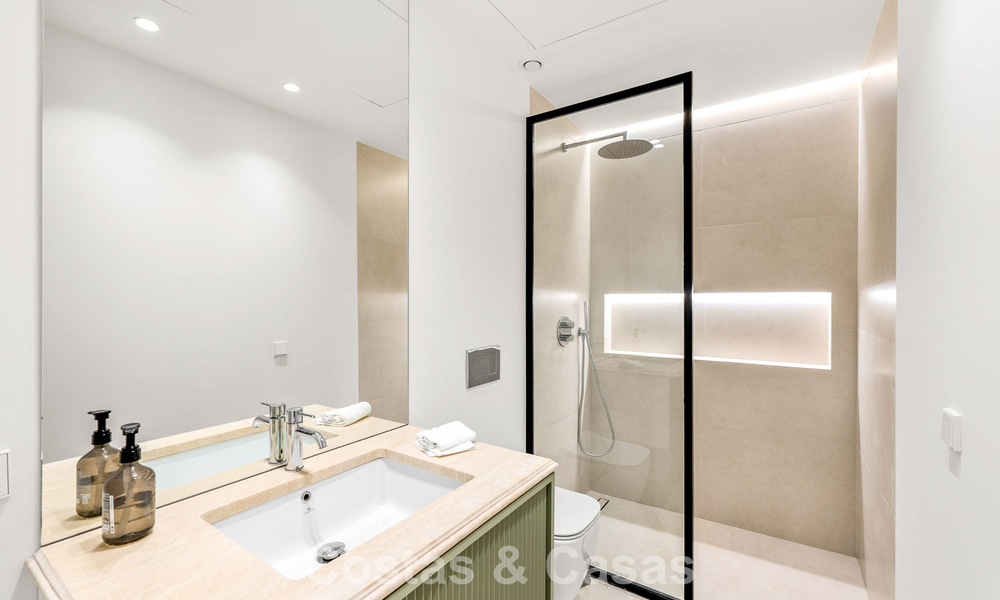 Villa de lujo con diseño moderno-mediterráneo, lista para entrar a vivir, en venta en una popular zona de golf en Nueva Andalucía, Marbella 774543