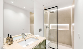 Villa de lujo con diseño moderno-mediterráneo, lista para entrar a vivir, en venta en una popular zona de golf en Nueva Andalucía, Marbella 774543 