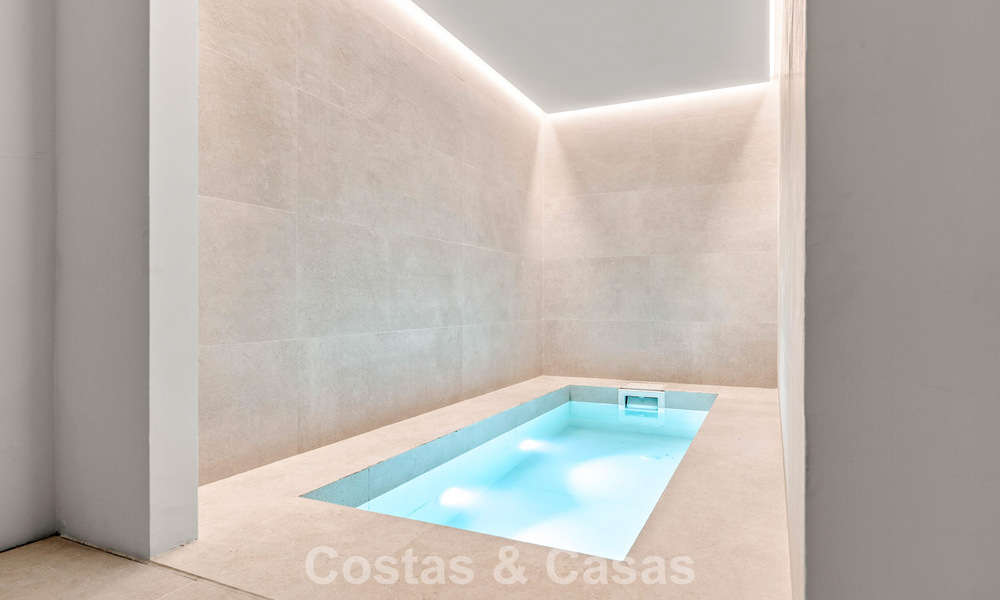 Villa de lujo con diseño moderno-mediterráneo, lista para entrar a vivir, en venta en una popular zona de golf en Nueva Andalucía, Marbella 774544