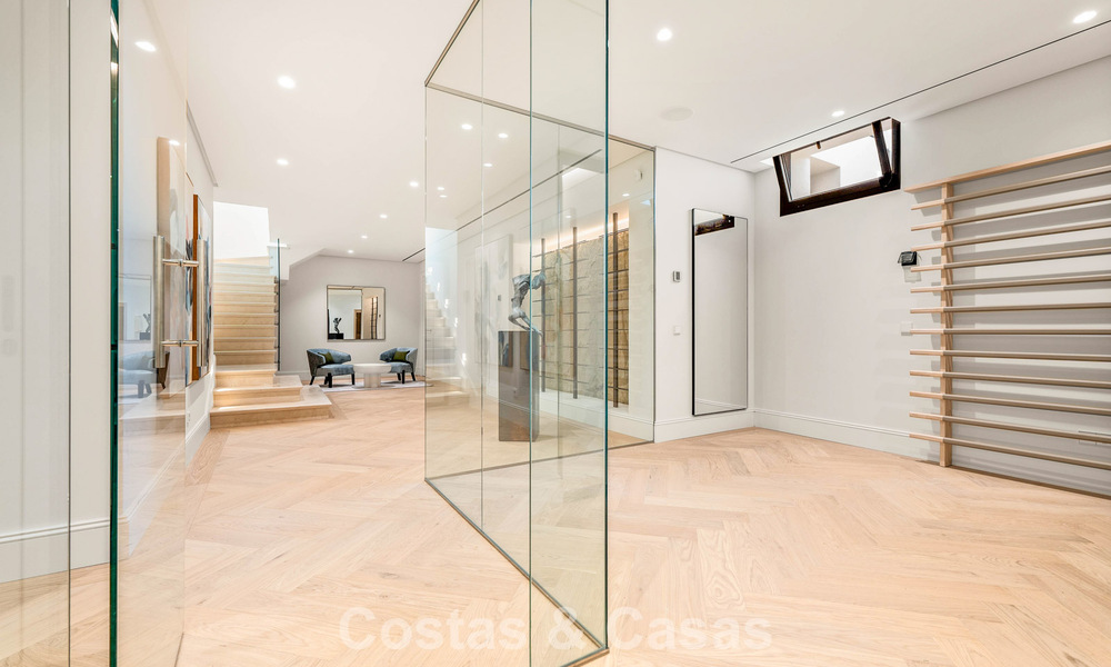 Villa de lujo con diseño moderno-mediterráneo, lista para entrar a vivir, en venta en una popular zona de golf en Nueva Andalucía, Marbella 774545