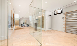 Villa de lujo con diseño moderno-mediterráneo, lista para entrar a vivir, en venta en una popular zona de golf en Nueva Andalucía, Marbella 774545 