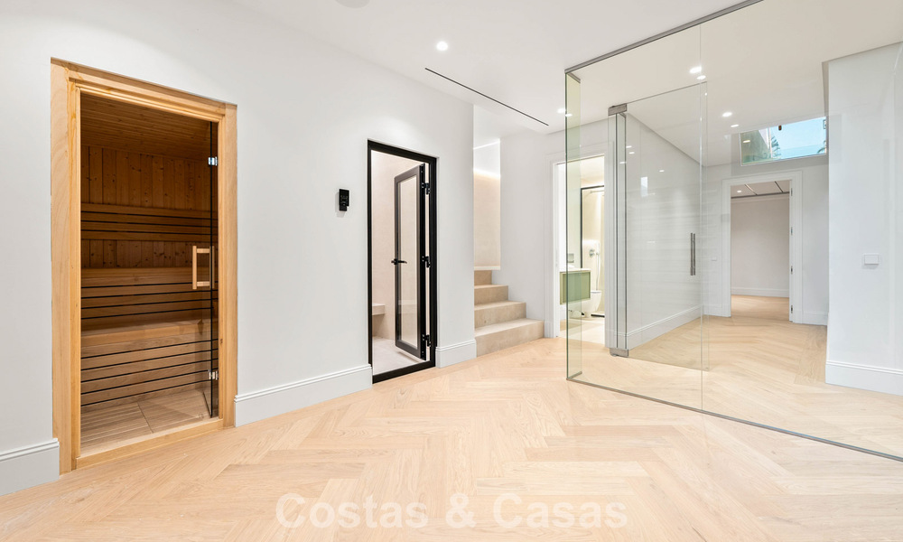 Villa de lujo con diseño moderno-mediterráneo, lista para entrar a vivir, en venta en una popular zona de golf en Nueva Andalucía, Marbella 774546