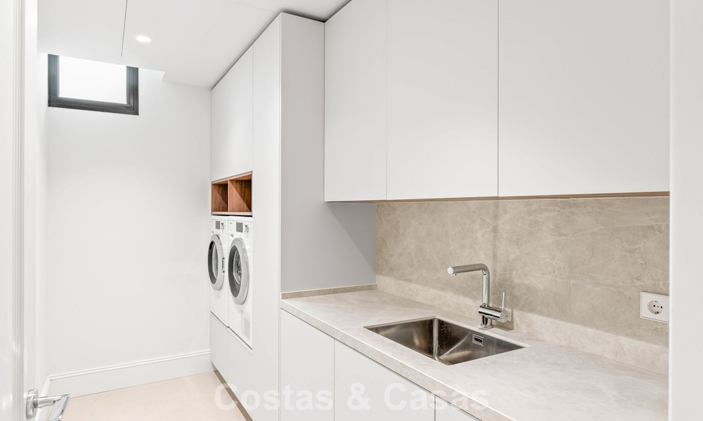 Villa de lujo con diseño moderno-mediterráneo, lista para entrar a vivir, en venta en una popular zona de golf en Nueva Andalucía, Marbella 774547